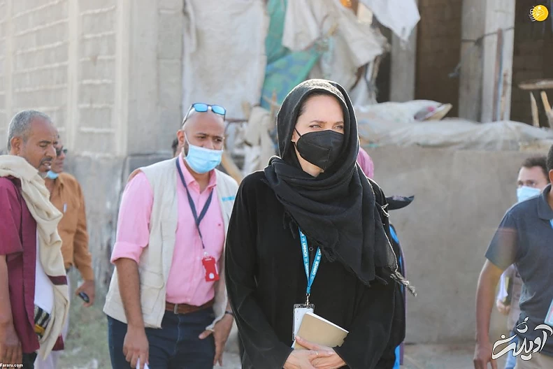 اندوه آنجلینا جولی در میان خانوادههای آواره یمنی/ عکس